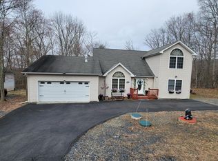 1206 Falls Rd, Bushkill, PA 18324