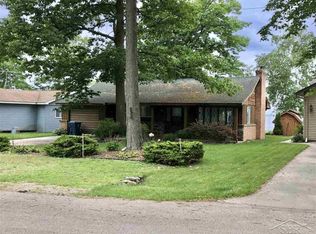 201 Breezy Ln, Houghton Lake, MI 48629