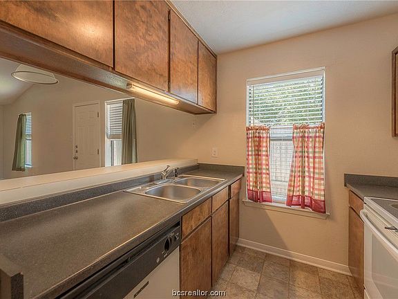 2nd image of 2513 Hickory Dr