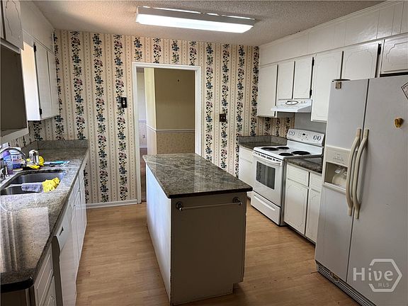 3rd image of 2 Moss Pointe Court