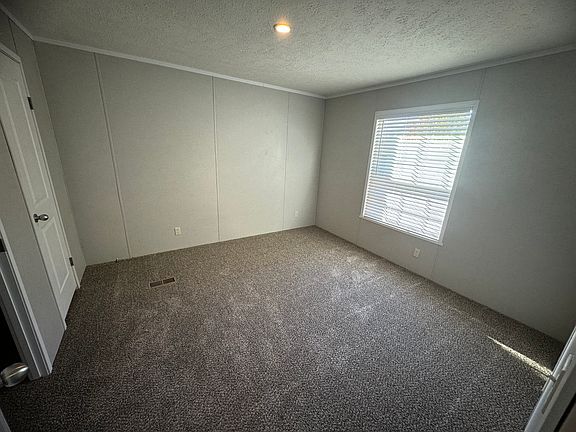 4th image of 17 Pine Ave #17