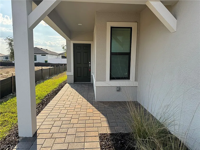 1024 Caloosa Breeze Dr — Photo 2