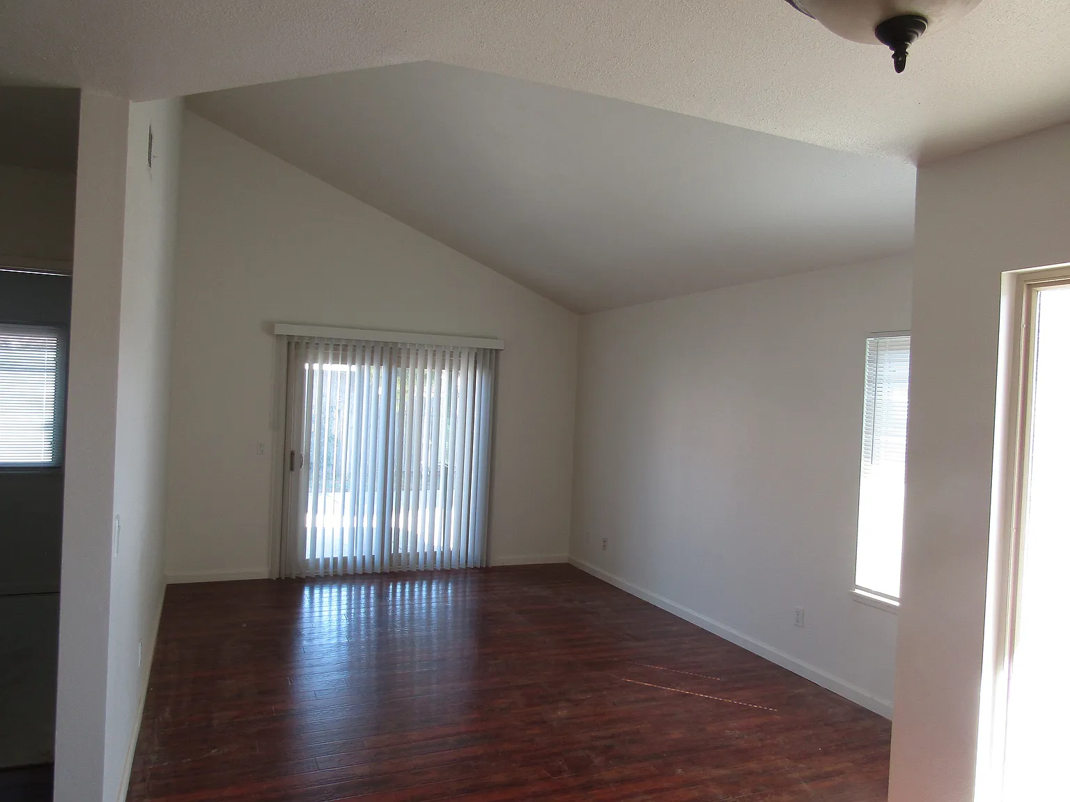 3 bed, 1300 sqft, $2,545 — Photo 2