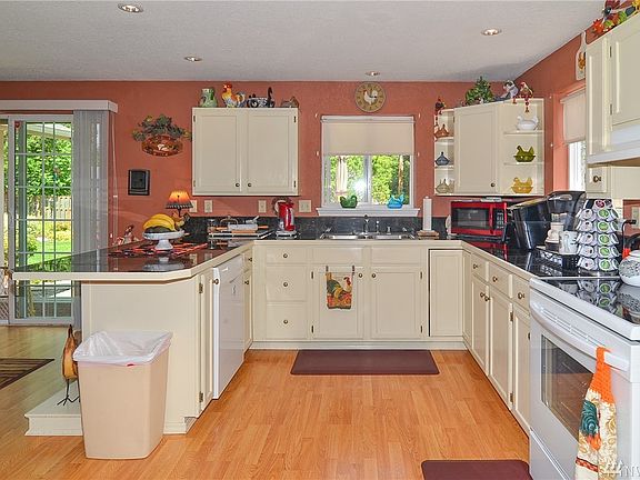 3rd image of 424 Volesky Dr SE