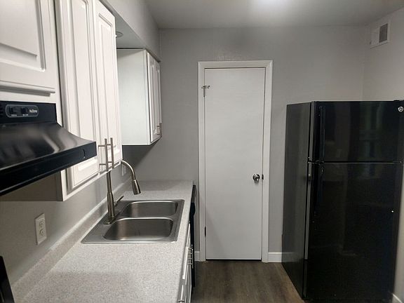 4th image of 389 S Elm St #219