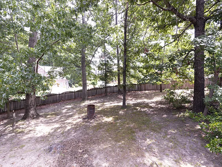 1649 Crittenden Ln — Photo 24