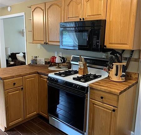 3rd image of 421 Pennwood Dr