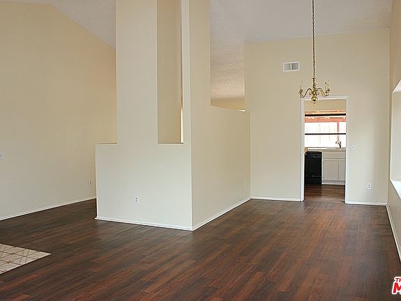 3rd image of 298 Winewood St