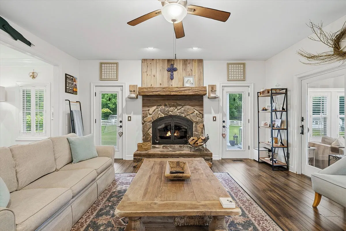 4 bed, 2.5 bath, 3190 sqft, $7,500 — Photo 3
