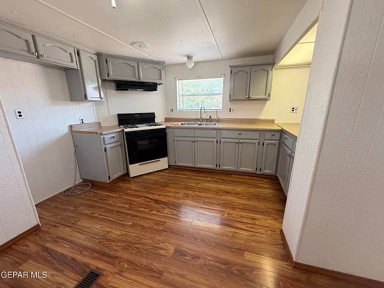 12760 Crisantemo Dr — Photo 23