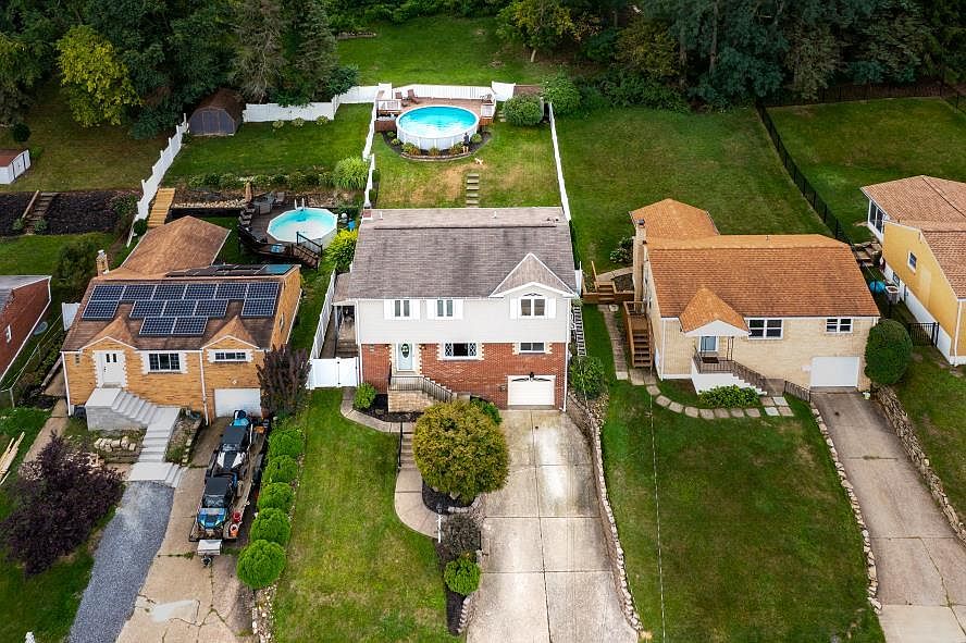 1st image of 704 Rose Ln