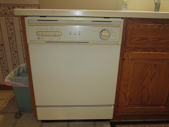 YES THERE'S A DISHWASHER