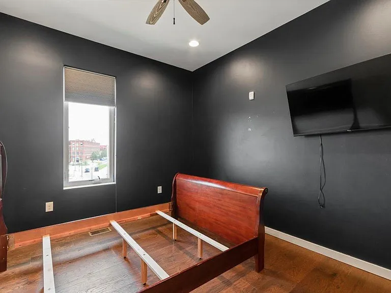 227 W Thompson St #D — Photo 28