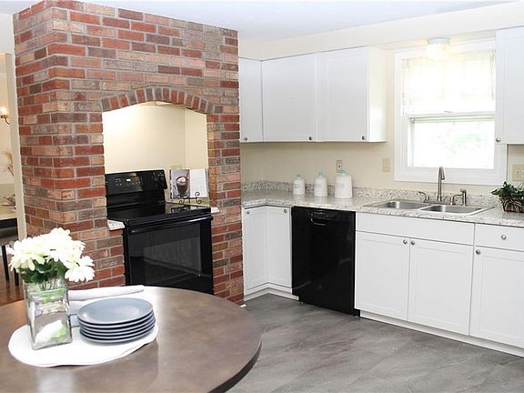 3rd image of 8395 Winterberry Way