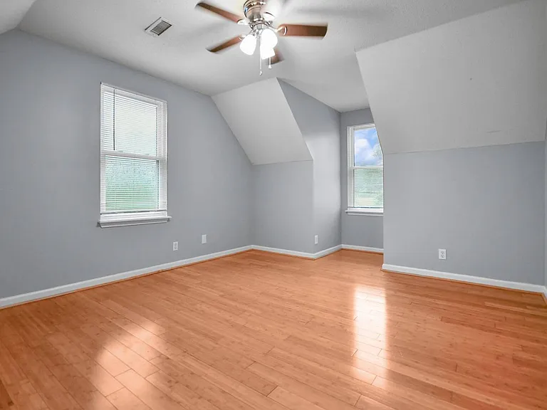 706 Green Valley Ct — Photo 12