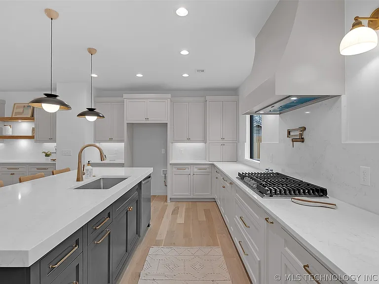 515 W El Paso St — Photo 26
