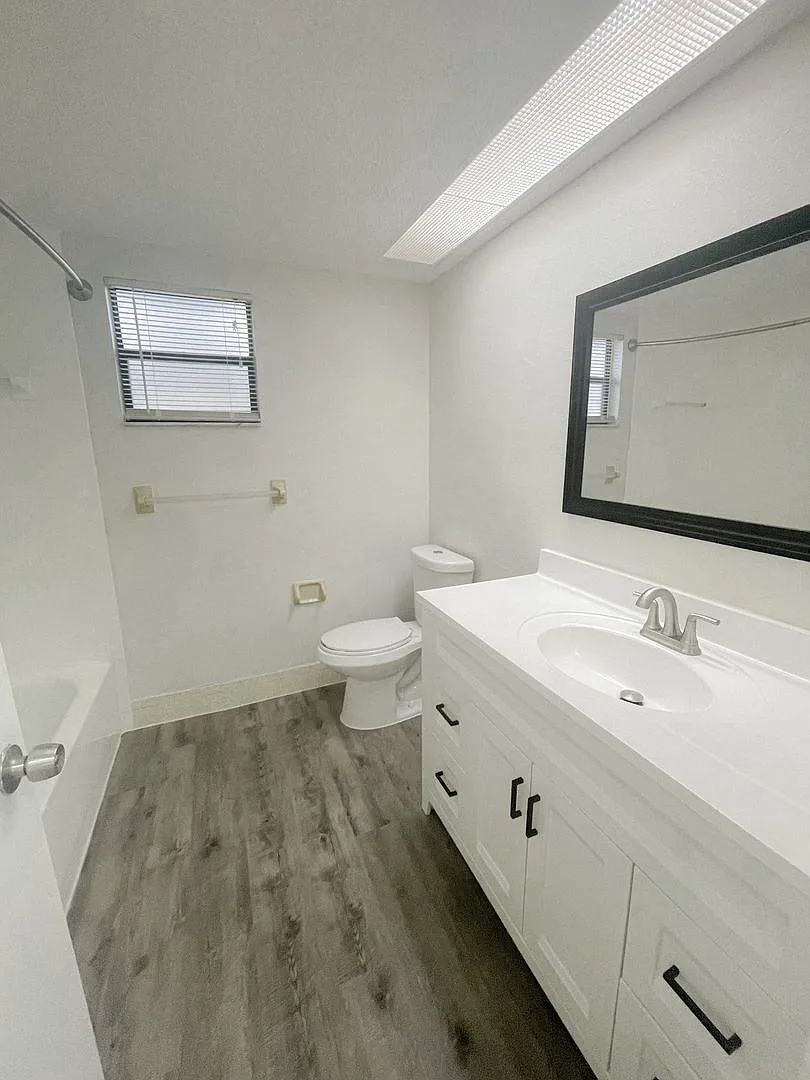 Beautifully updated 2/2, Available Now! — Photo 4