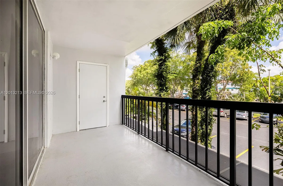 Building Photo - 10825 SW 112th Ave #213