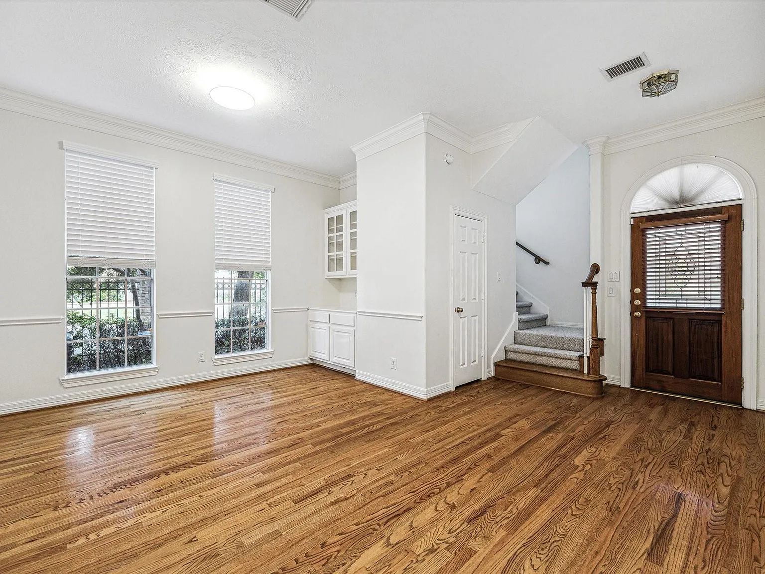 3 bed, 3.5 bath, 2743 sqft, $2,900 — Photo 4