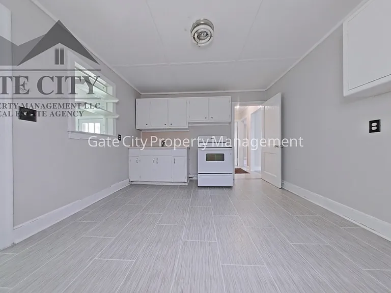 914 Randolph St — Photo 2