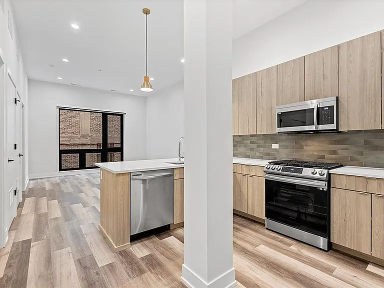 2318 N Clark St #305 — Photo 5