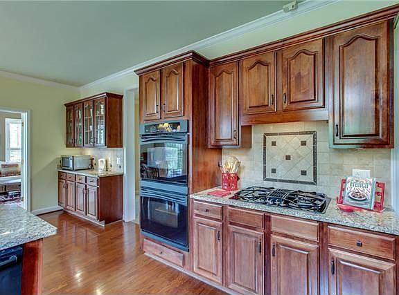 5th image of 913 Briarwood Crst