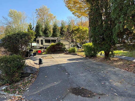 2nd image of 4229 E Pkwy #76