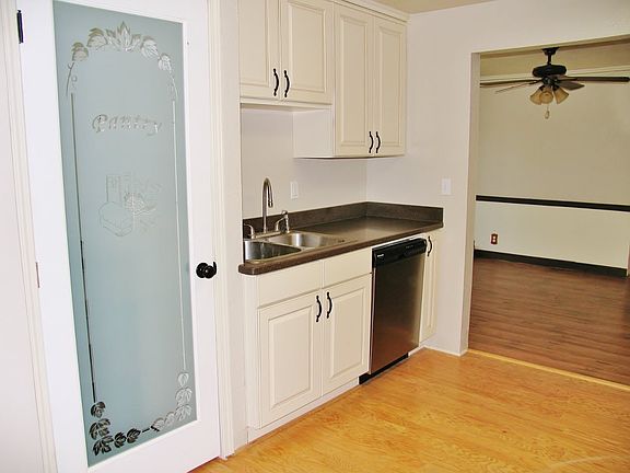 5th image of 212 Marshall St