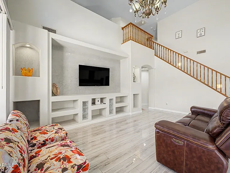 1015 E Irma Ln — Photo 8