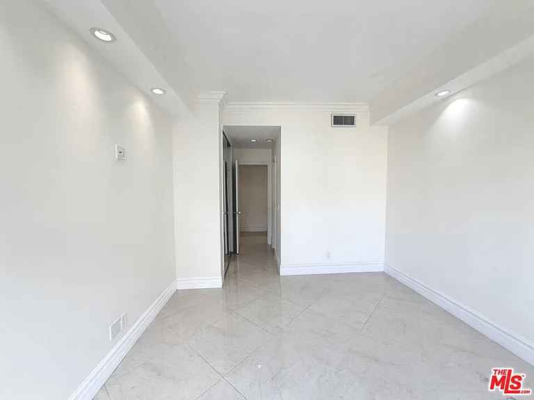 121 S Palm Dr #404A — Photo 11