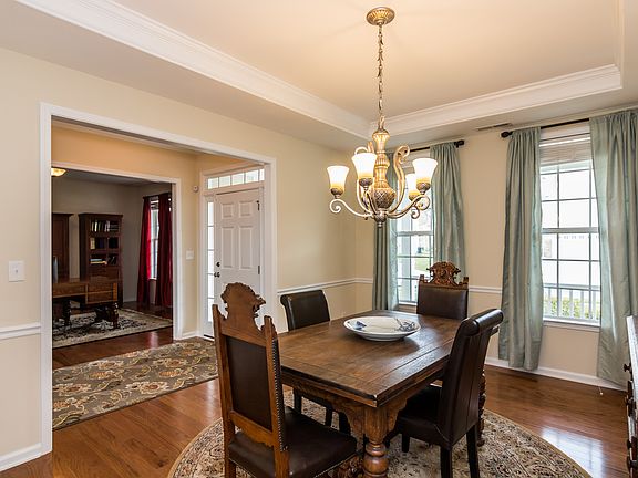 3rd image of 505 Valleymede Dr