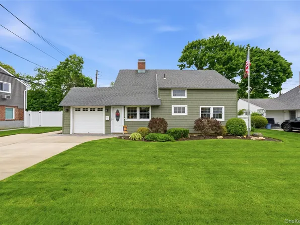 72 Walnut Lane, Hicksville, NY 11801