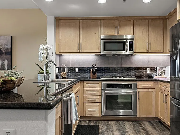931 E Walnut St #304 — Photo 2