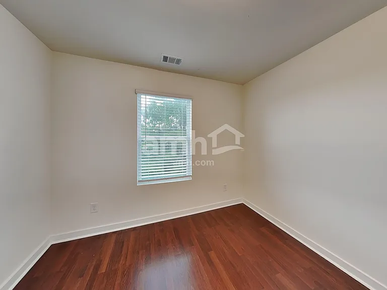 88 Landsdown Xing — Photo 22