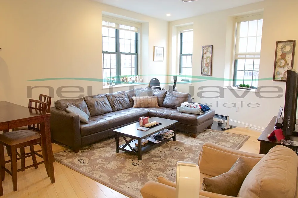 2 bed, 800 sqft, $4,200 — Photo 1