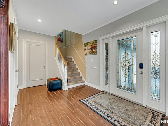 4th image of 444 Riverside Ave