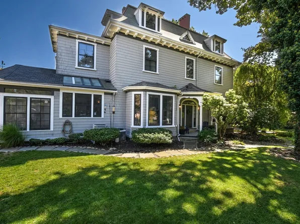 49 Hawthorn St, New Bedford, MA 02740