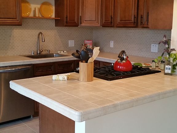 Spacious kithen with new stainless appliances