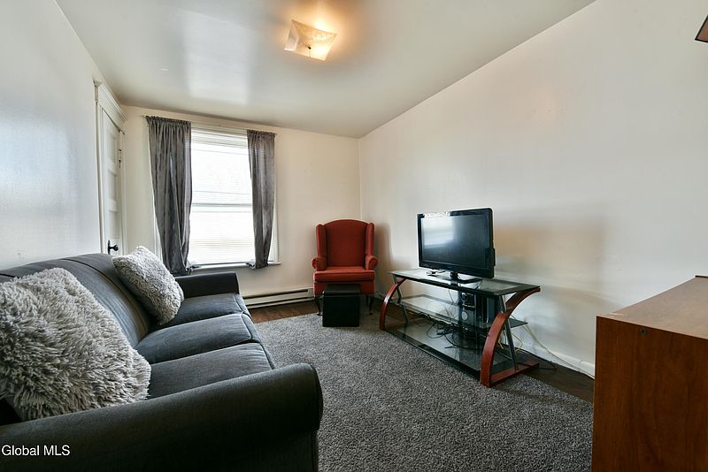 3rd image of 4 1/2 Hibbard Street