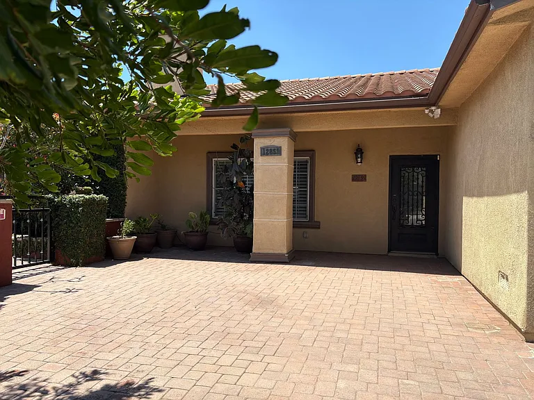 12859 Fenton Ave — Photo 5