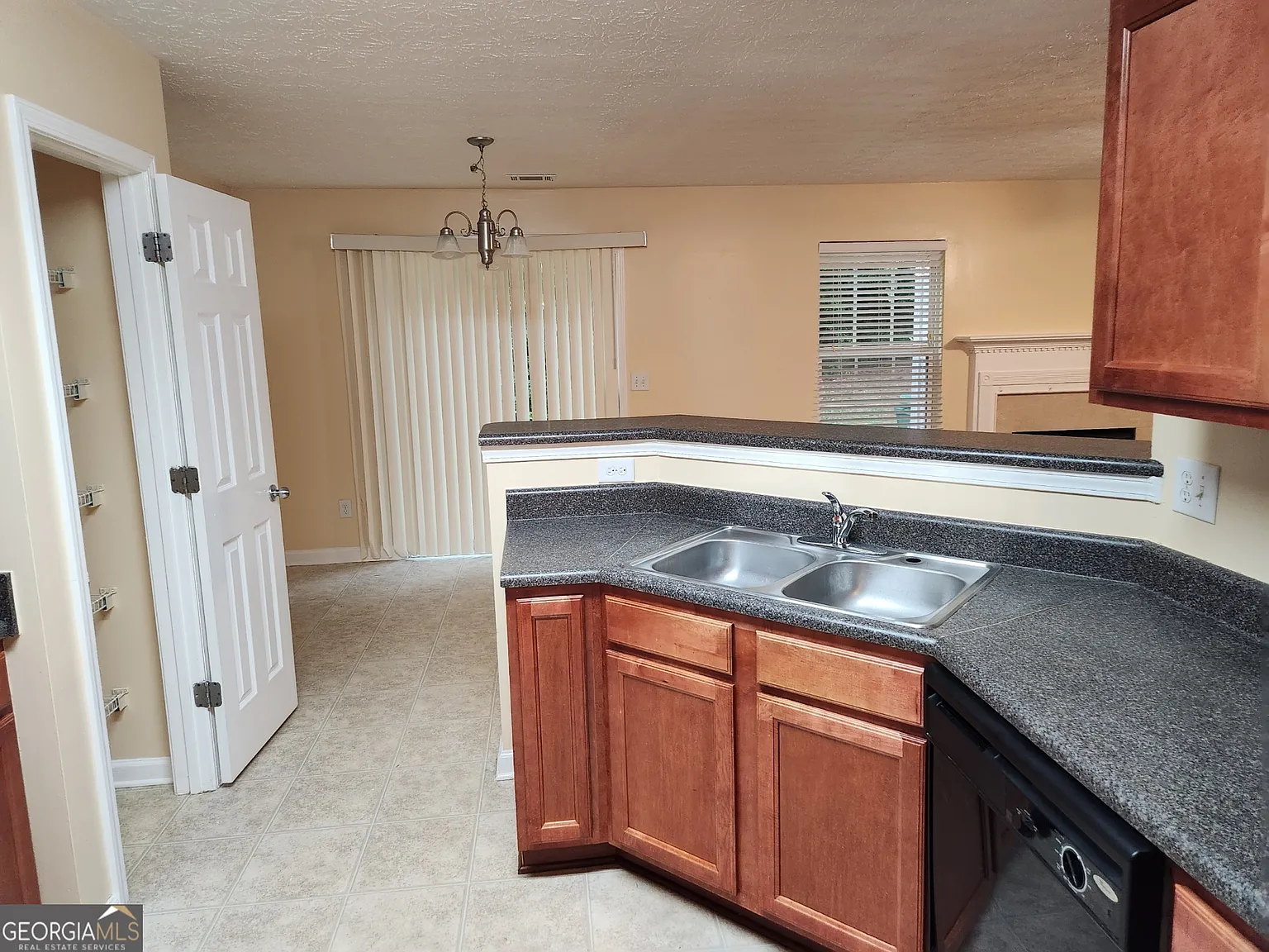 5 bed, 3.0 bath, 2282 sqft, $2,270 — Photo 3
