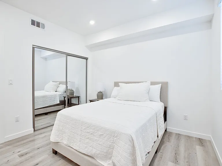 14748 Victory Blvd — Photo 11