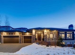 92 N Crestridge Vw SW, Calgary, AB T3B 1G8