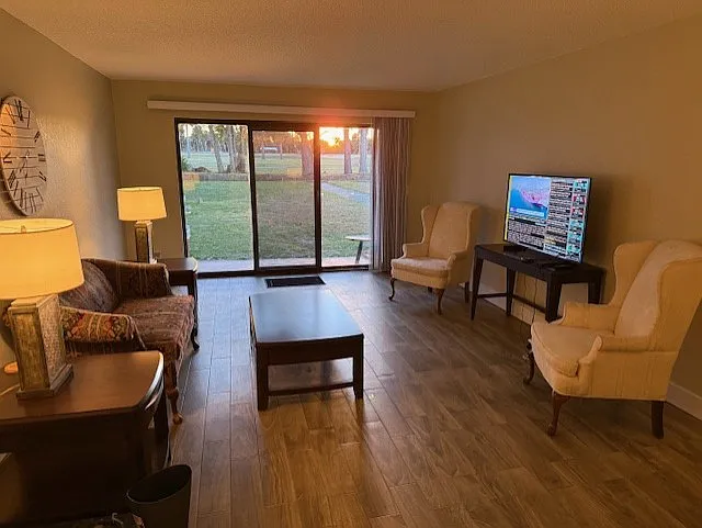 2 bed, 975 sqft, $1,900 — Photo 2