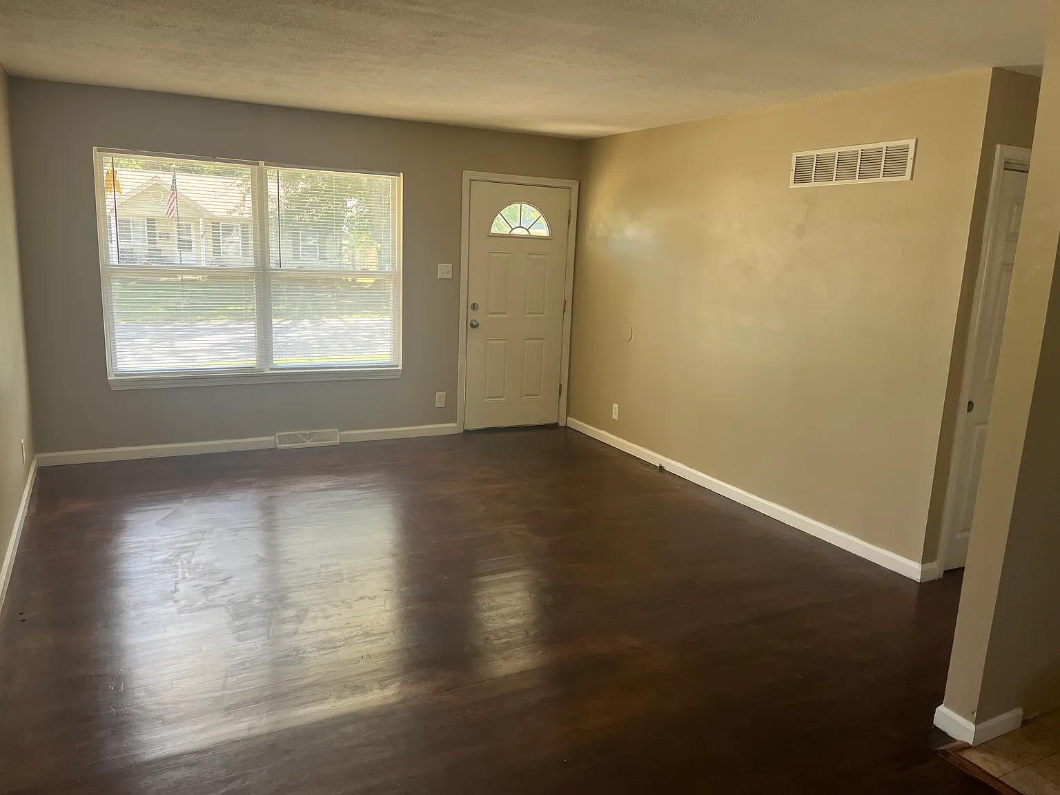 3 bed, 936 sqft, $1,350 — Photo 2