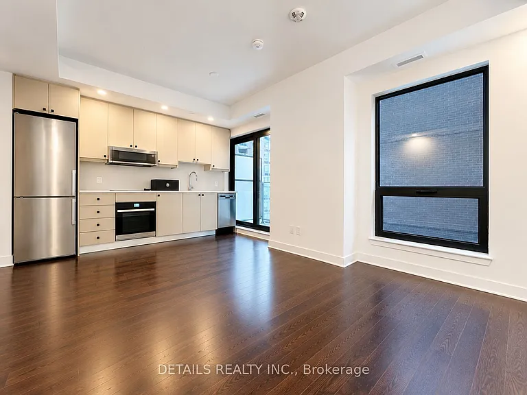 180 George St #911 — Photo 8