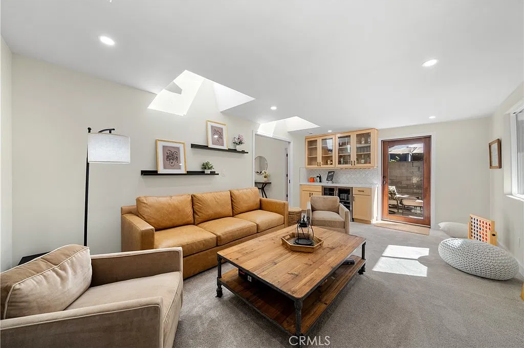 3 bed, 2.5 bath, 1780 sqft, $9,250 — Photo 1
