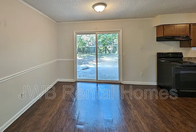 3025 Armstrong St — Photo 4