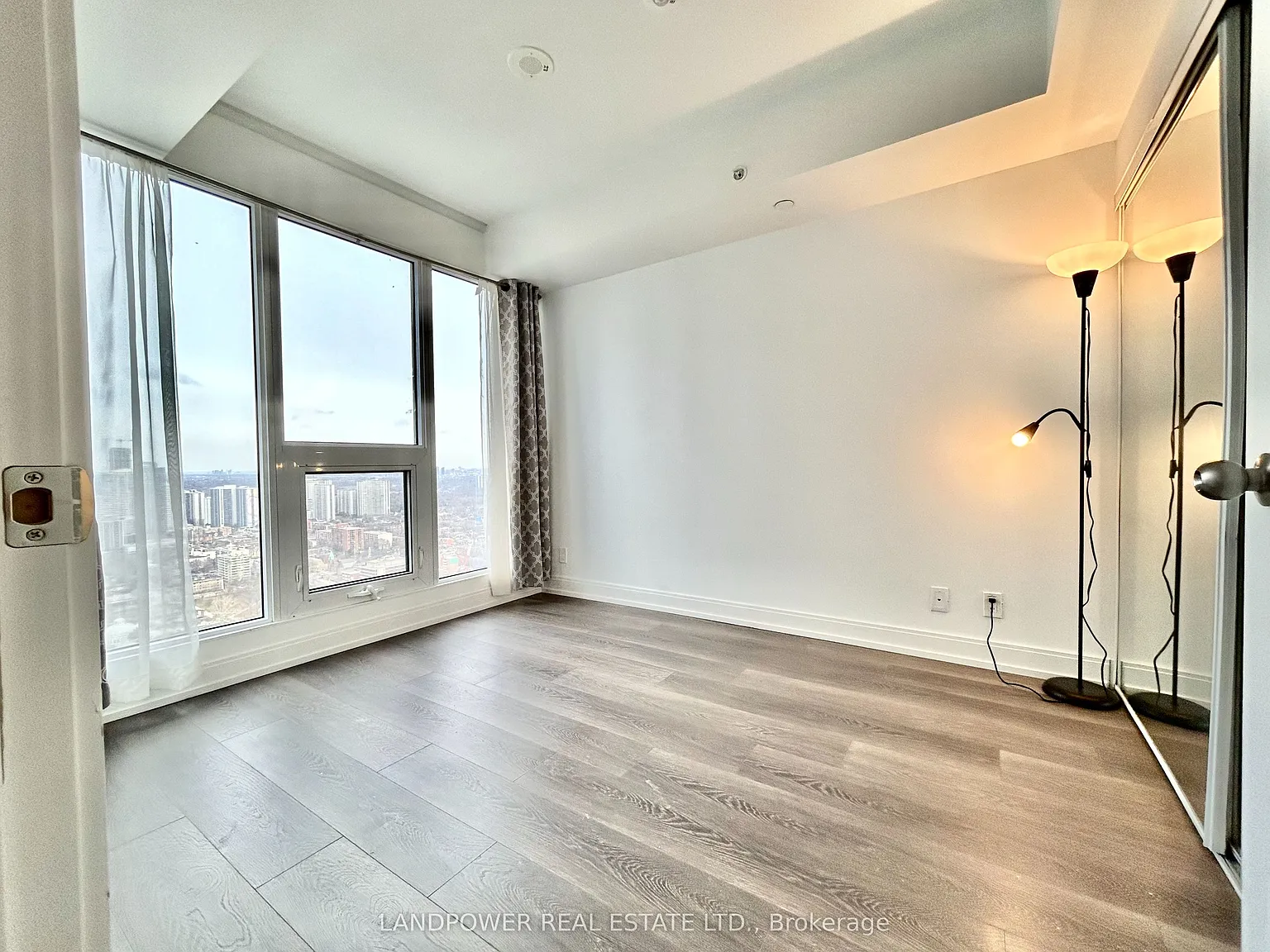 Grid Condos — Photo 4