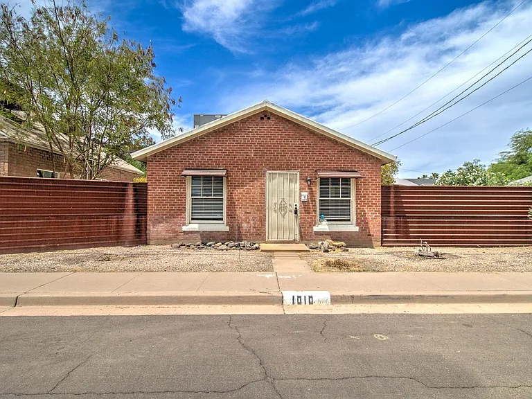 1010 E Coronado Rd — Photo 2